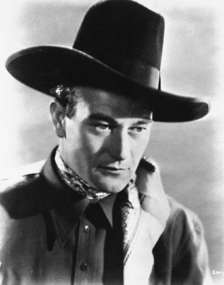 John Wayne vo filme Prepadnutie (1939).