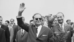 Bývalý vodca Juhoslávie Josip Broz Tito po prílete na pražské letisko. Vpravo stojí prvý tajomník ÚV KSČ Alexander Dubček.