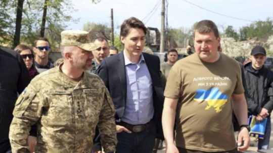 Na snímke kanadský premiér Justin Trudeau (uprostred) a starosta mesta Irpiň Olexandr Markušyn