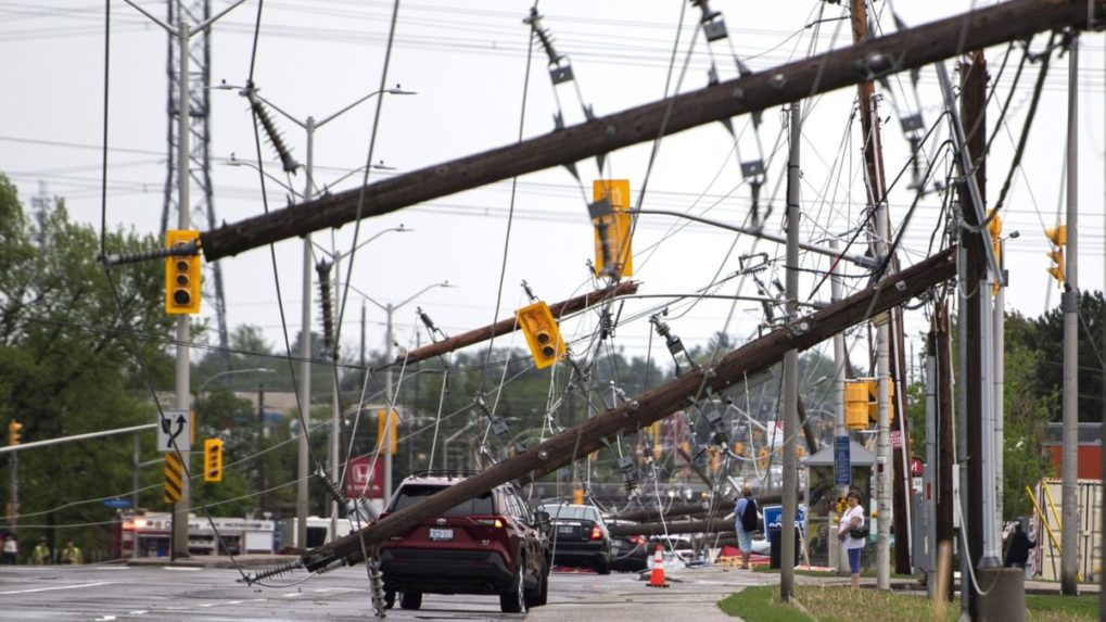 V Kanade vyčíňala búrka, zomreli štyria ľudia. Takmer 900 000 domácností ostalo bez elektriny