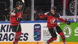 Kanadský hokejista Kent Johnson (vpravo) sa teší z gólu počas semifinálového zápasu Kanada - Česko na MS v hokeji 2022.