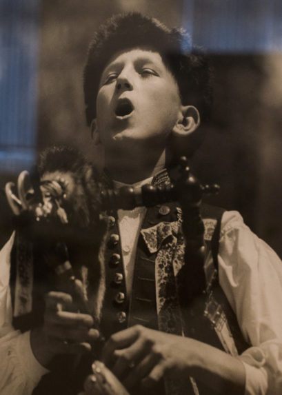 Na snímke fotografiu Karola Plicku znázorňujúca spievajúceho chlapca v kroji.
