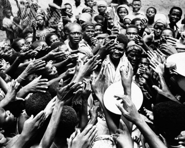 Na archívnej snímke Horsta Faasa z 26. januára 1961 od fotografa Horsta Faasa , ľudia trpaci hladom naťahujú ruky ku konžským predstaviteľom , ktorí rozdávajú potraviny pred nemocnicou v Miabi.