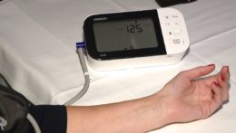 Na snímke meranie krvného tlaku,