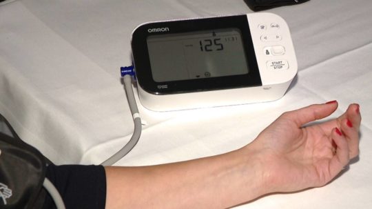 Na snímke meranie krvného tlaku,