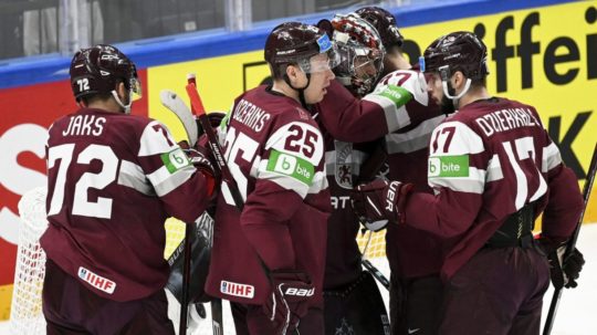 Na snímke hráči Lotyšska oslavujú víťazstvo nad Nórskom.