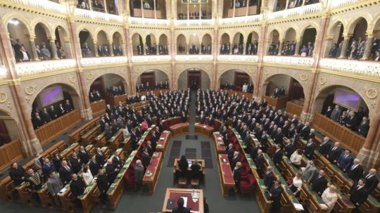 Poslanci spievajú maďarskú hymnu na prvom zasadnutí nového parlamentu v Budapešti v pondelok 2. mája 2022.