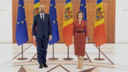 Predseda Európskej rady Charles Michel (vľavo) a moldavská prezidentka Maia Sanduová.