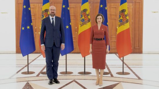 Predseda Európskej rady Charles Michel (vľavo) a moldavská prezidentka Maia Sanduová.