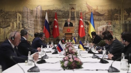 Turecký prezident Recep Tayyip Erdogan (uprostred) sa prihovára ruskej (vľavo) a ukrajinskej delegácii pred ďalším kolom mierových rozhovorov.