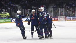 Americkí hokejisti sa tešia po góle proti Lotyšsku na MS v hokeji 2022.