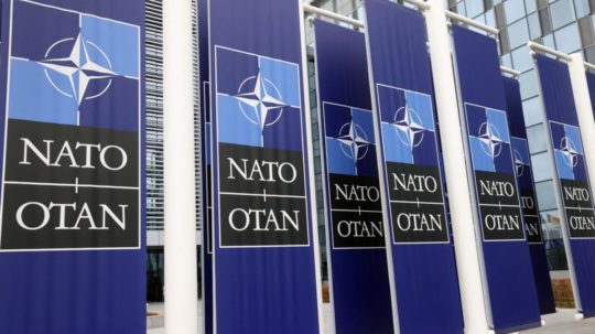 vlajky NATO pred sídlom organizácie v Bruseli