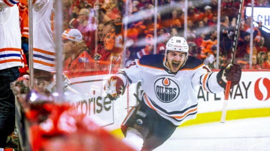 Hokejista Edmontonu Oilers sa teší z gólu.
