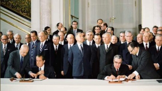 Na snímke americký prezident Richard Nixon (vľavo) a najvyšší predstaviteľ ZSSR Leonid Brežnev vpravo) podpisujú historickú zmluvu o odzbrojovaní SALT 1.