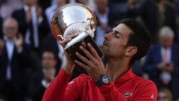Srbský tenista Novak Djokovič bozkáva trofej po výhre nad Grékom Stefanosom Tsitsipasom vo finále mužskej dvojhry na turnaji ATP Masters 1000 v roku 2022.
