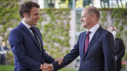 Na snímke zľava francúzsky prezident Emmanuel Macron a nemecký kancelár Olaf Scholz.
