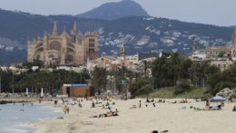 Ľudia sa opaľujú na pláži v španielskej Palma de Mallorca.