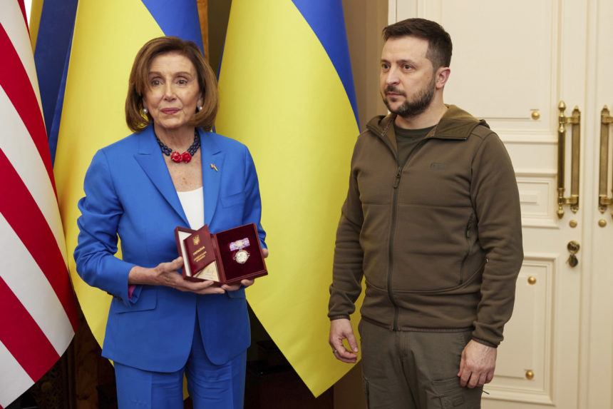 Pelosiová navštívila Kyjev, stretla sa so Zelenským