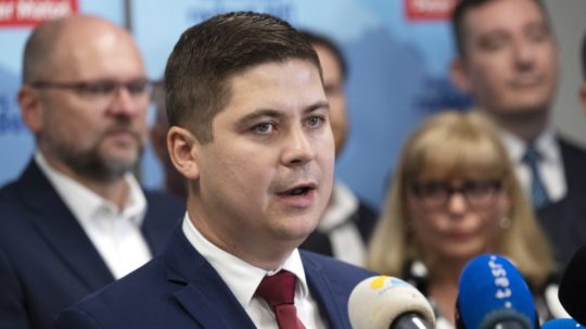 Na snímke uprostred kandidát na post predsedu Trenčianskeho samosprávneho kraja Peter Máťoš.