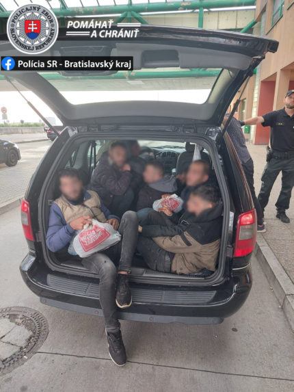 Policajti zadržali na hranici s Maďarskom 11 migrantov zo Sýrie