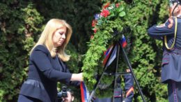 Prezidentka Zuzana Čaputová kladie veniec na cintoríne vo Zvolene.