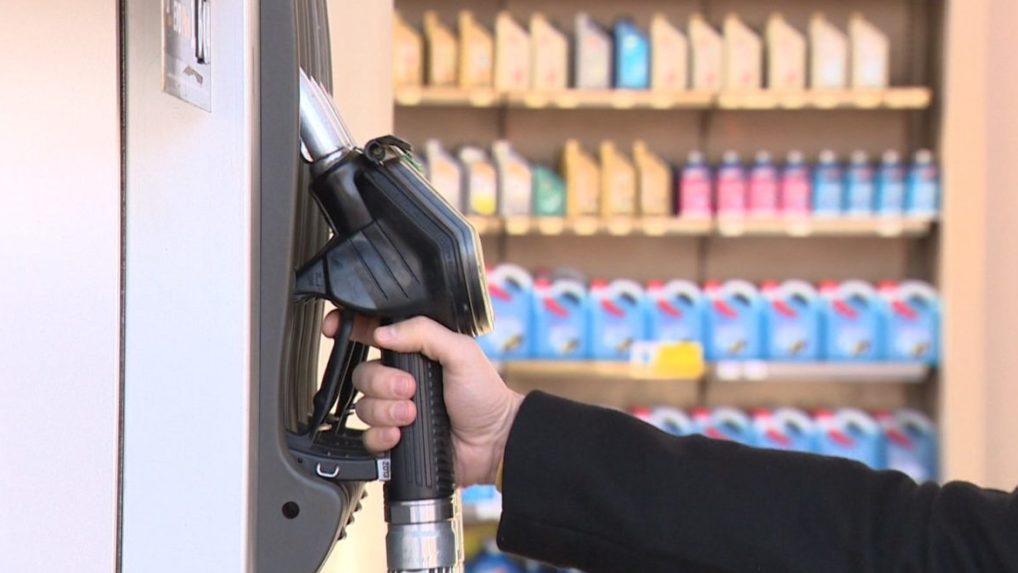 Cena ropy klesá, môže byť nižšia až o 25 percent