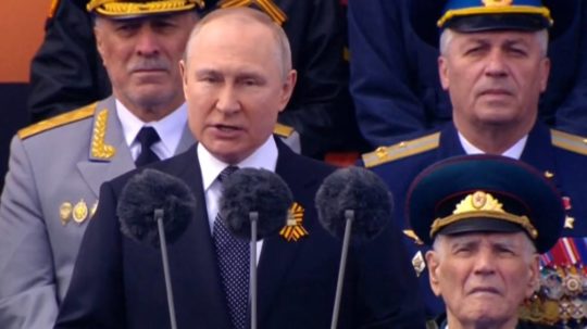 Na snímke ruský prezident Vladimir Putin počas prejavu na Červenom námestí v Moskve dňa 9. mája 2022.