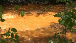 Na snímke znečistená rieka Slaná ktorá je sfarbená do oranžova.