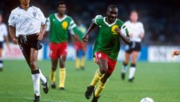 Na snímke Roger Milla beží za loptou v švrťfinálovom zápase medzi Anglickom a Kamerunom na MS 1990 v Taliansku.