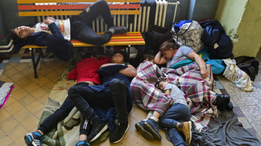 Rómski utečenci z Ukrajiny na pražskej hlavnej stanici.