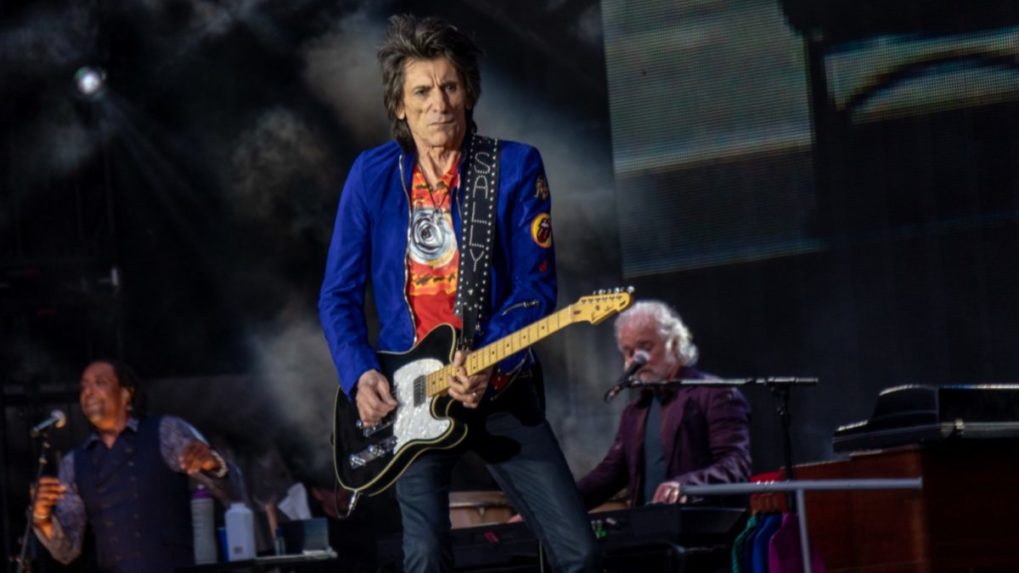 Najmladší člen legendárnej skupiny Rolling Stones Ronnie Wood oslavuje 75 rokov