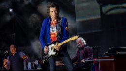 Na snímke gitarista Ronnie Wood, najmladší člen legendárnej skupiny Rolling Stones, počas vystúpenia v roku 2018.