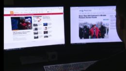 Na ilustračnej snímke obrazovky počítačov s rôznymi článkami.