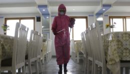 zdravotný pracovník v ochrannom odeve v KĽDR