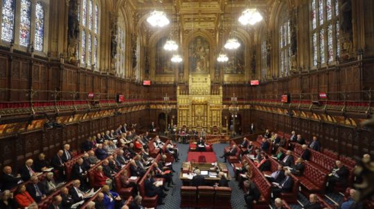 Na snímke poslanci Snemovne lordov britského parlamentu.