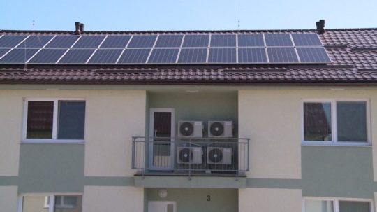 Na ilustračnej snímke dom so solárnymi panelmi na streche.