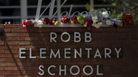 Na snímke kvety sú položené pred vstupom do základnej školy v meste Uvalde v americkom štáte Texas.