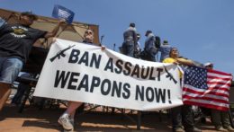 Demonštranti protestujúci za zákaz držania útočných pušiek.