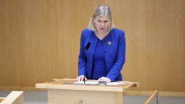 Švédska premiérka Magdalena Anderssonová počas prejavu v parlamente