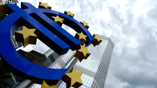 Na snímke symbol eura pred budovou Európskej centrálnej banky.