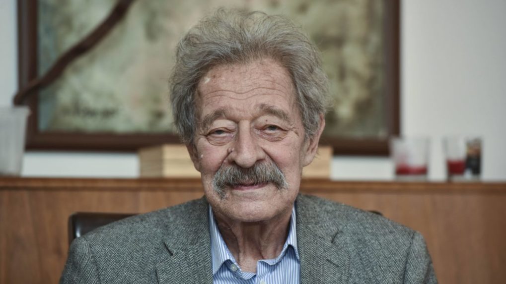 Jeho diela sú plné humoru a satiry. Básnik Tomáš Janovic má 85 rokov