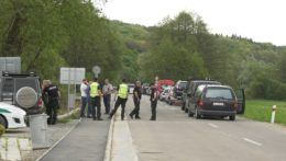 Policajti regulujú dopravu pri hraničnom priechode Ubľa.