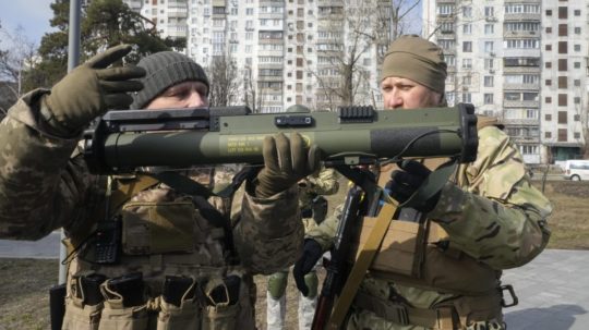 ukrajinskí vojaci s protitankovou zbraňou