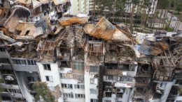 Zničená bytovka v ukrajinskej Irpini