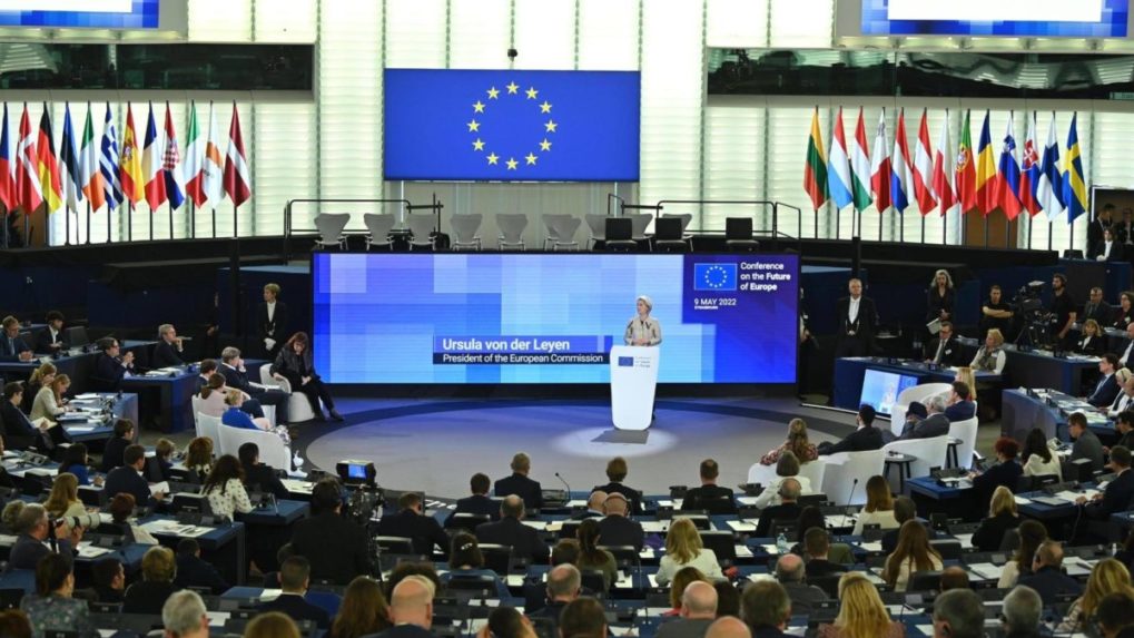 Von der Leyenová a Macron súhlasia s prípadnou revíziou základných zmlúv EÚ