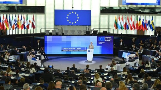 Predsedníčka Európskej komisie Ursula von der Leyenová na záverečnom ceremoniáli Konferencie o budúcnosti Európy.