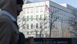 muž kráča okolo amerického veľvyslanectva v Kyjeve