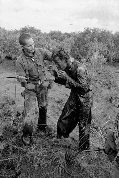 Na snímke Horsta Faasa z 9. januára 1964 juhovietnamský vojak bije farmára, ktorý údajne informoval vládne jednotky o pohybe geríl Vietkongu v dedine západne od Saigonu.