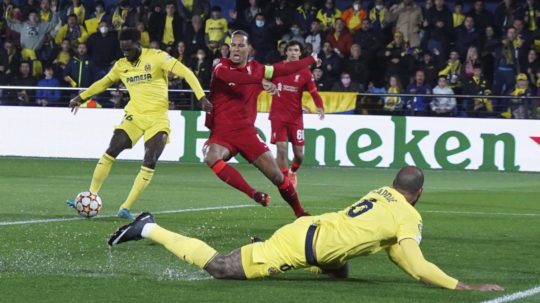 Boulaye Dia strieľa úvodný gól v odvete semifinále Ligy majstrov vo futbale Villarreal CF - FC Liverpool.