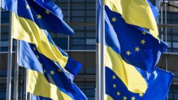 Vlajky Európskej únie vejú s ukrajinskými vlajkami pred budovou Európskeho parlamentu.